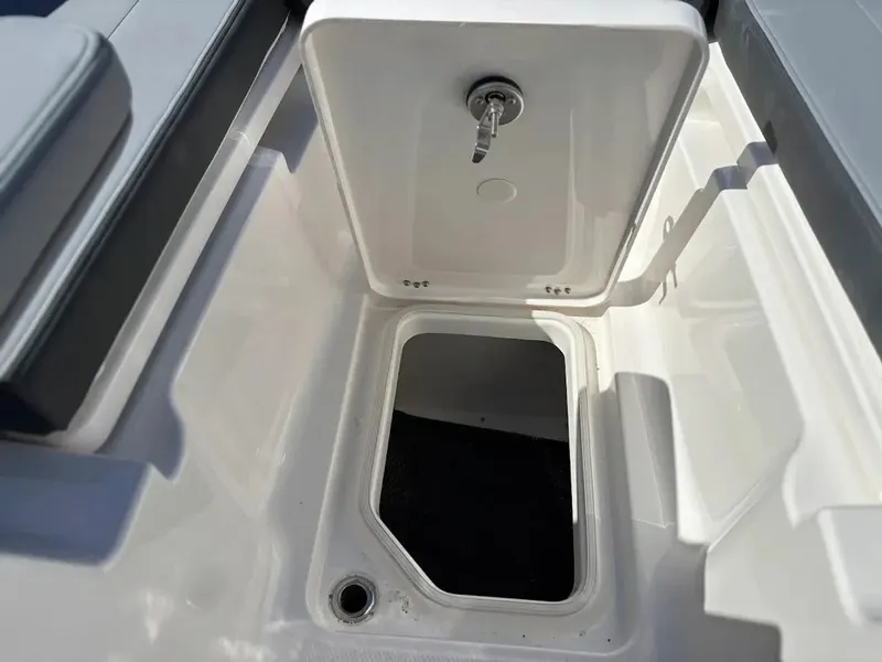 Slide: The Image of Robalo R257 Dual Console 2025 - 18