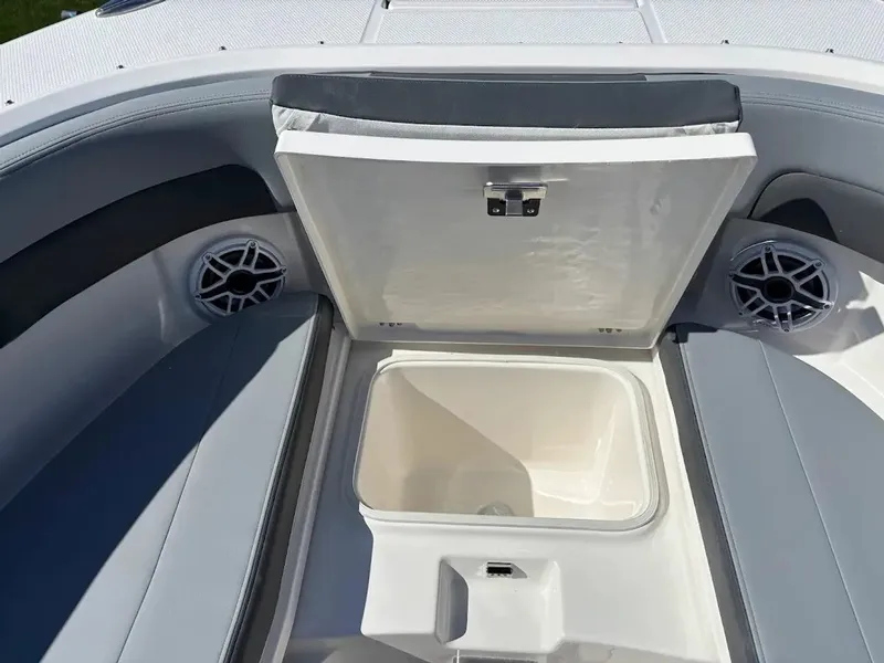 Slide: The Image of Robalo R257 Dual Console 2025 - 19