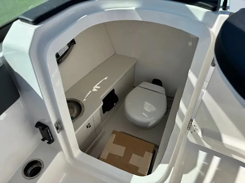 Slide: The Image of Robalo R257 Dual Console 2025 - 21