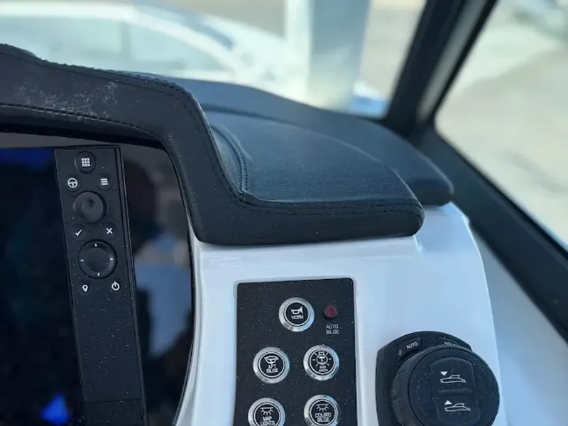 Slide: The Image of Robalo R257 Dual Console 2025 - 23