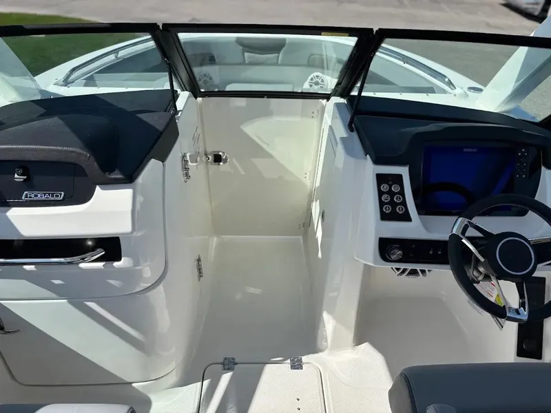 Slide: The Image of Robalo R257 Dual Console 2025 - 24