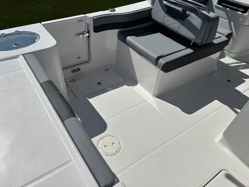 Slide: The Image of Robalo R257 Dual Console 2025 - 5