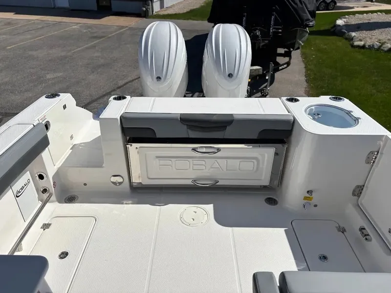 Slide: The Image of Robalo R257 Dual Console 2025 - 6
