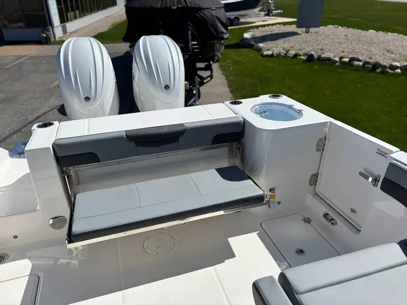 Slide: The Image of Robalo R257 Dual Console 2025 - 7