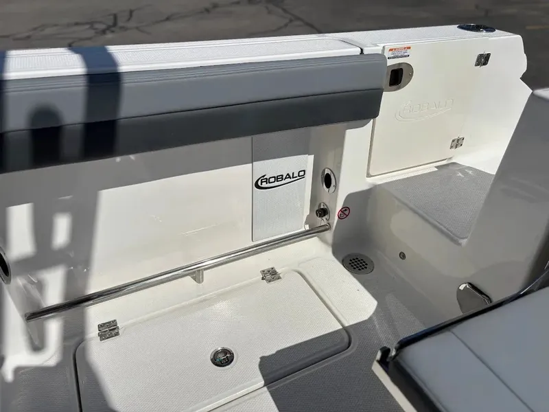 Slide: The Image of Robalo R257 Dual Console 2025 - 8