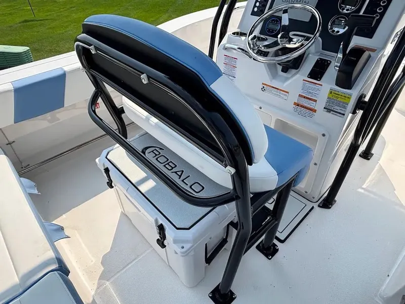 Slide: The Image of Robalo R202 Explorer 2026 - 10