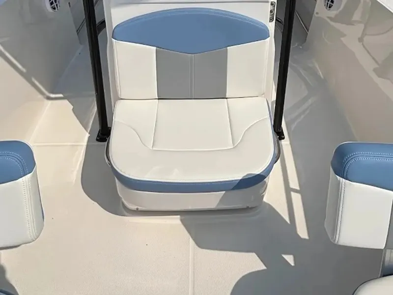 Slide: The Image of Robalo R202 Explorer 2026 - 14