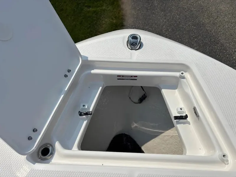 Slide: The Image of Robalo R202 Explorer 2026 - 17
