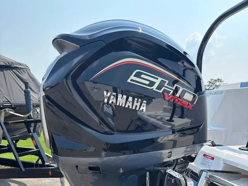 Slide: The Image of Robalo R202 Explorer 2026 - 5