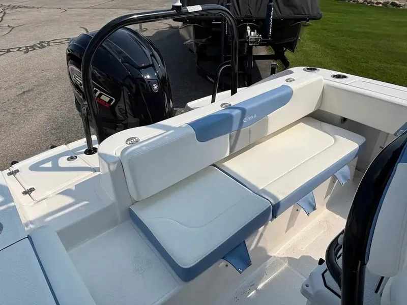 Slide: The Image of Robalo R202 Explorer 2026 - 8