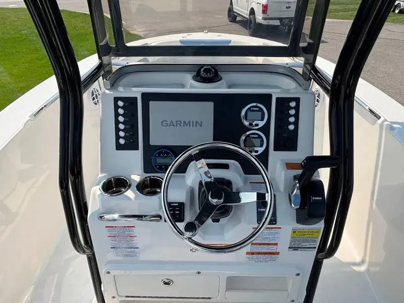 Slide: The Image of Robalo R202 Explorer 2026 - 9