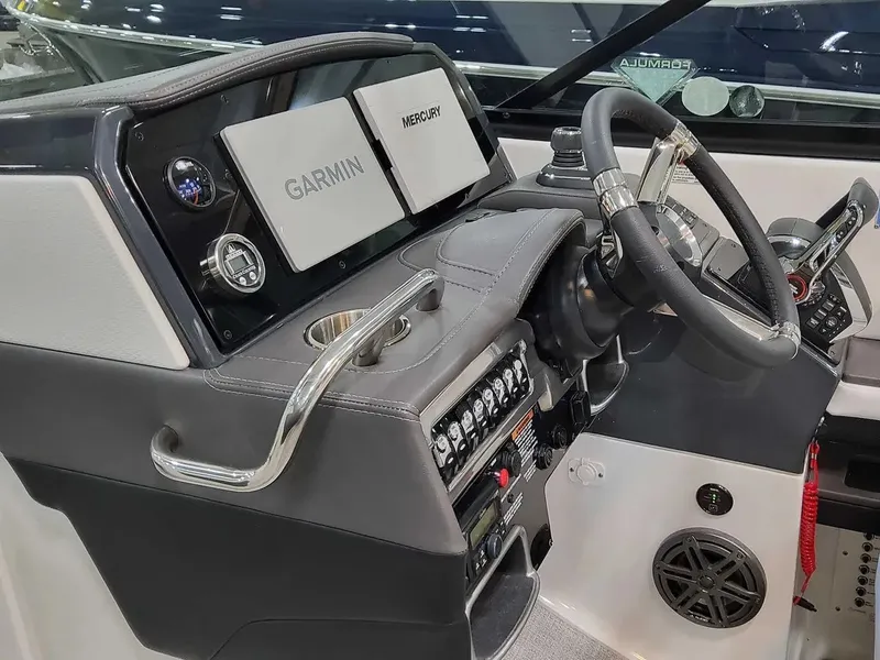 Slide: The Image of Formula 290 Bowrider 2025 - 10