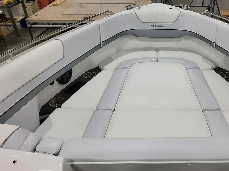 Slide: The Image of Formula 290 Bowrider 2025 - 13