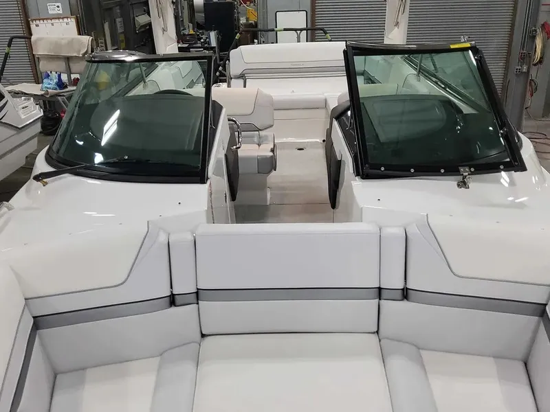 Slide: The Image of Formula 290 Bowrider 2025 - 14