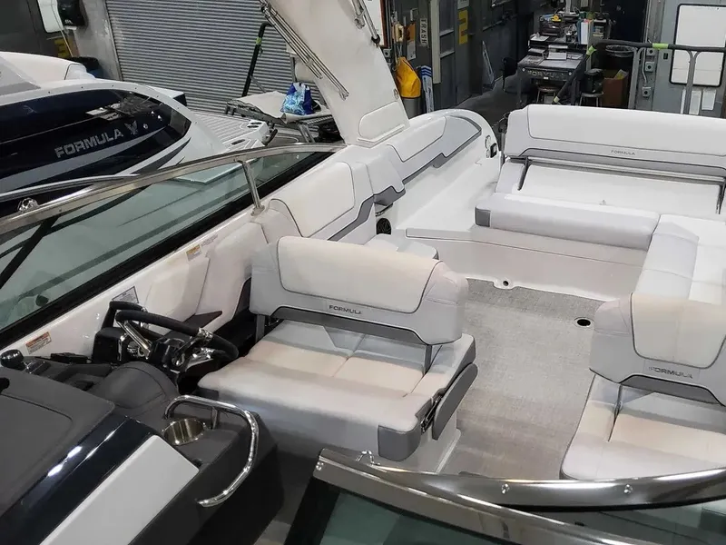 Slide: The Image of Formula 290 Bowrider 2025 - 16