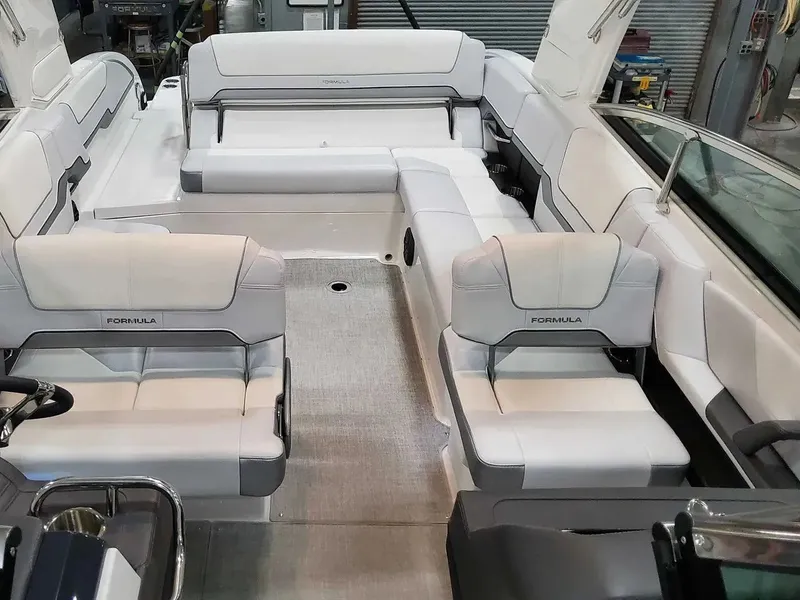 Slide: The Image of Formula 290 Bowrider 2025 - 17