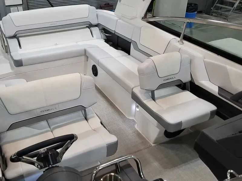 Slide: The Image of Formula 290 Bowrider 2025 - 18