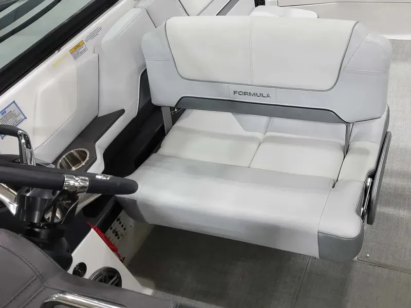 Slide: The Image of Formula 290 Bowrider 2025 - 21