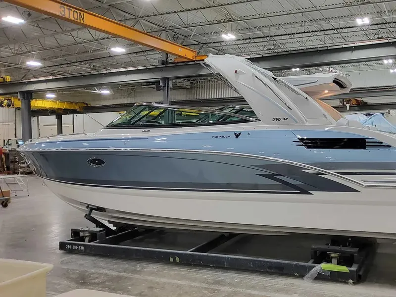 Slide: The Image of Formula 290 Bowrider 2025 - 22