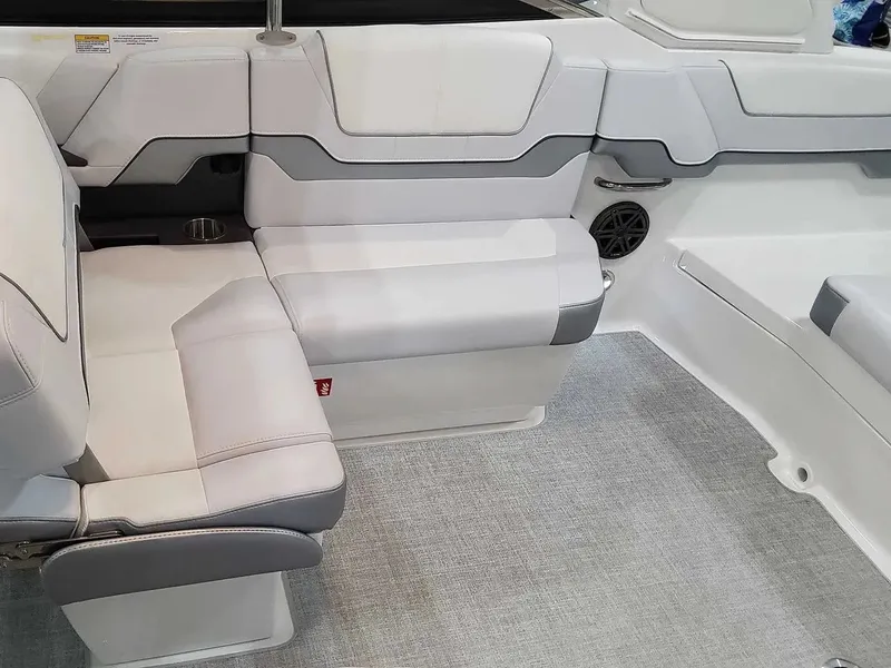 Slide: The Image of Formula 290 Bowrider 2025 - 8