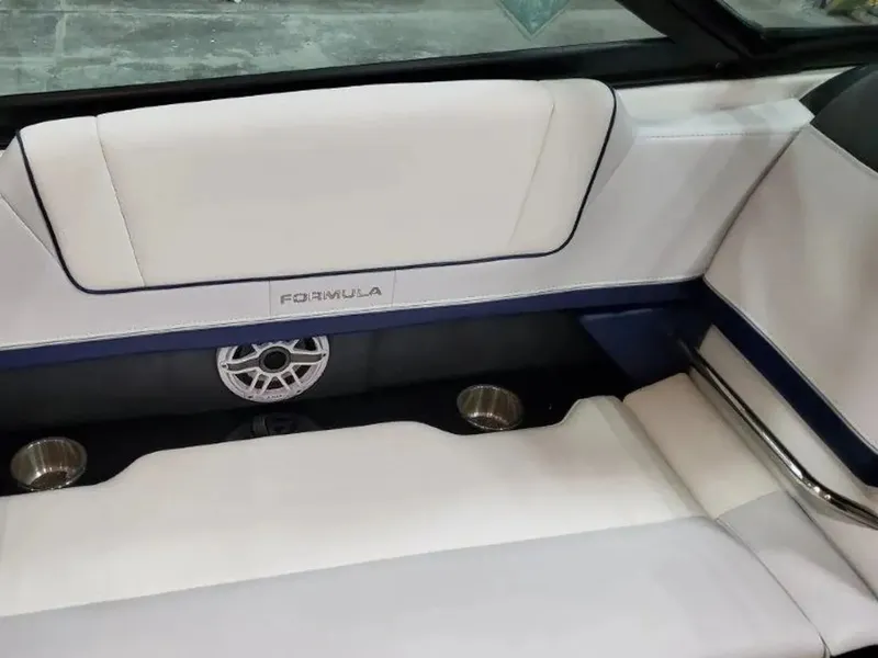 Slide: The Image of Formula 330 Crossover Bowrider 2025 - 23