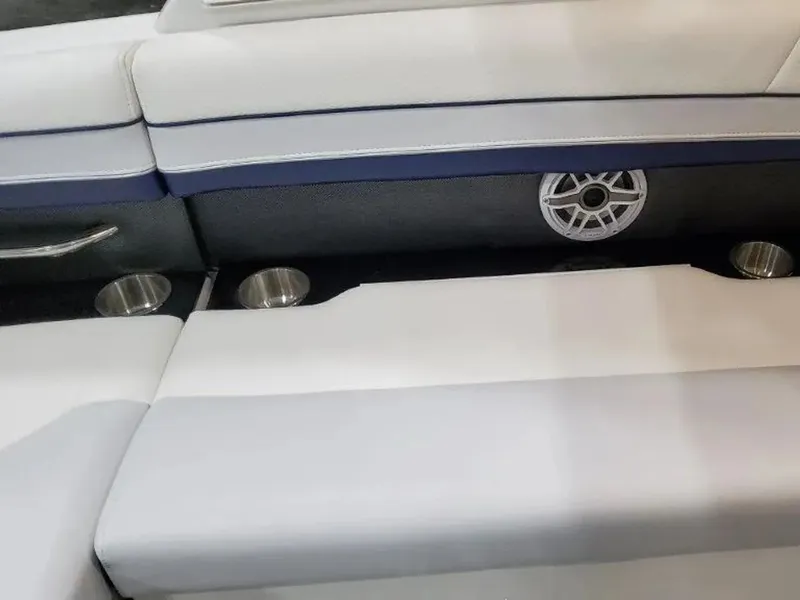 Slide: The Image of Formula 330 Crossover Bowrider 2025 - 28