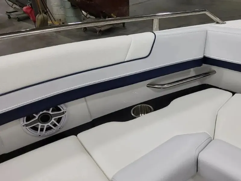 Slide: The Image of Formula 330 Crossover Bowrider 2025 - 46