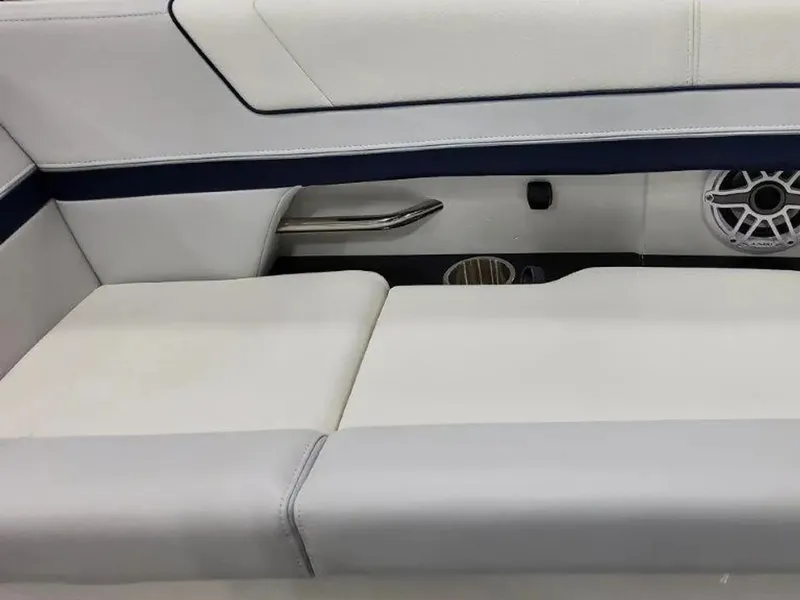 Slide: The Image of Formula 330 Crossover Bowrider 2025 - 47