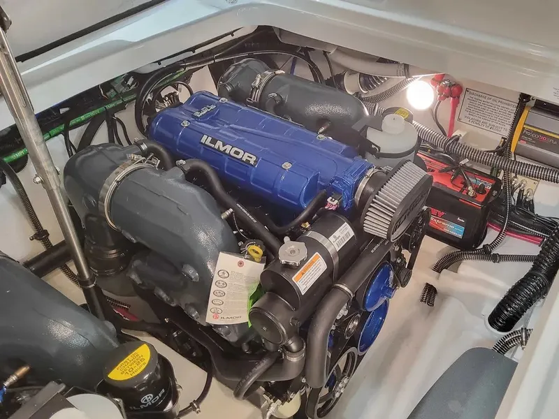 Slide: The Image of Formula 310 Bowrider 2025 - 10