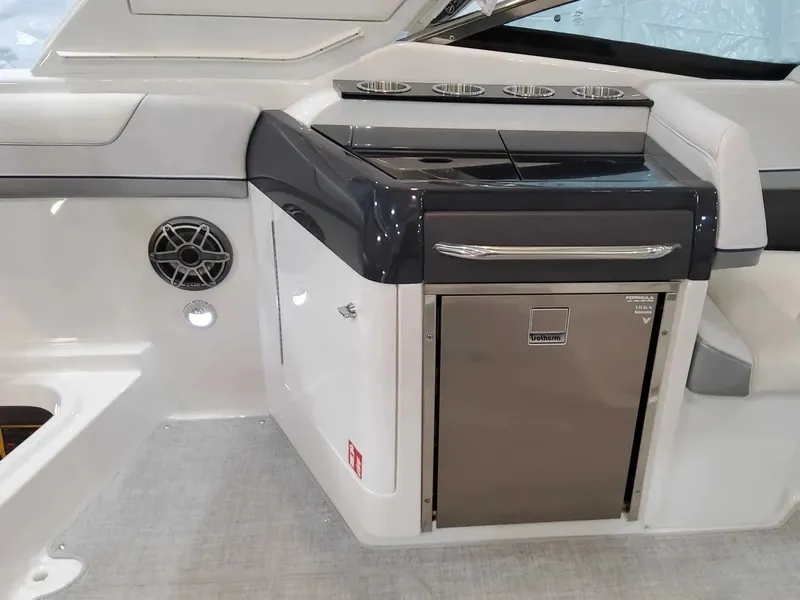 Slide: The Image of Formula 310 Bowrider 2025 - 11