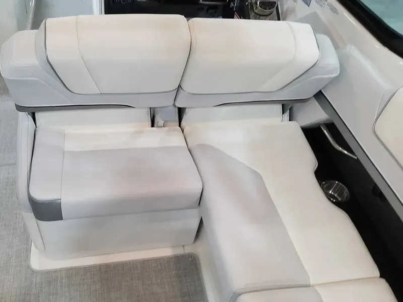 Slide: The Image of Formula 310 Bowrider 2025 - 14