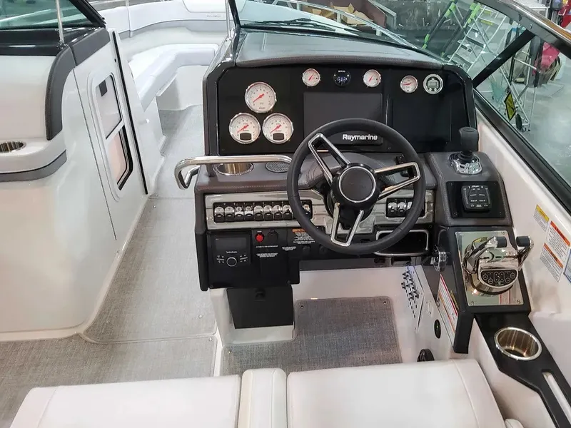 Slide: The Image of Formula 310 Bowrider 2025 - 17