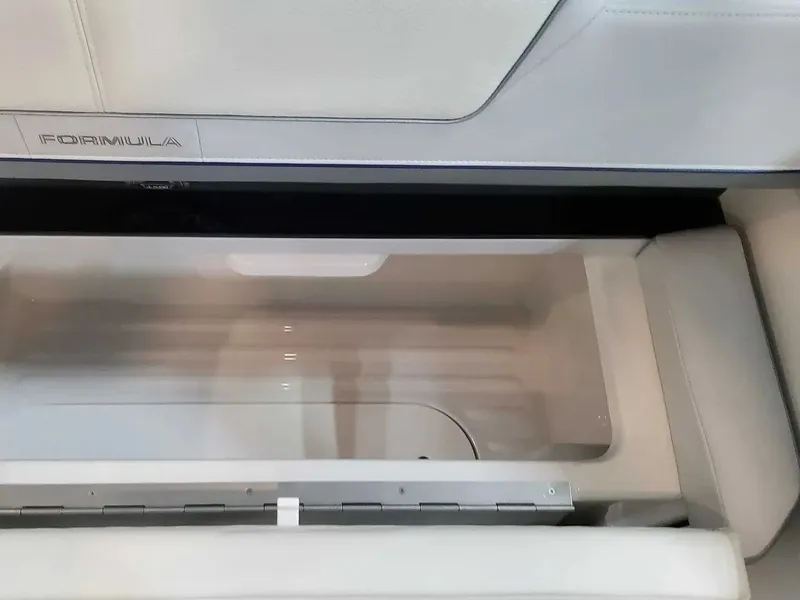 Slide: The Image of Formula 310 Bowrider 2025 - 19