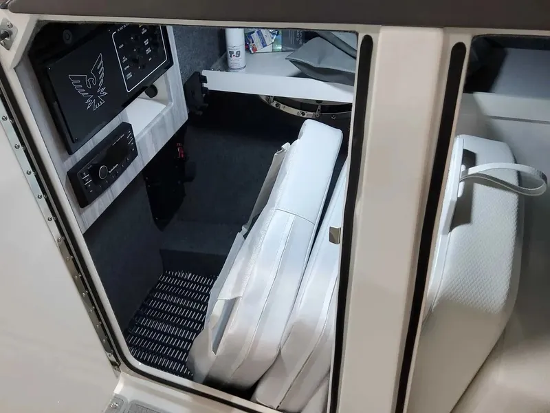 Slide: The Image of Formula 310 Bowrider 2025 - 23