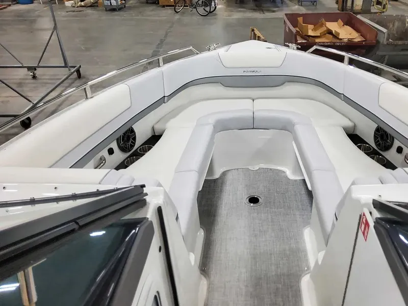 Slide: The Image of Formula 310 Bowrider 2025 - 24