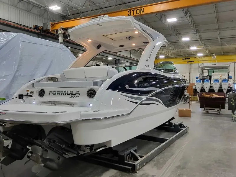 Slide: The Image of Formula 310 Bowrider 2025 - 3