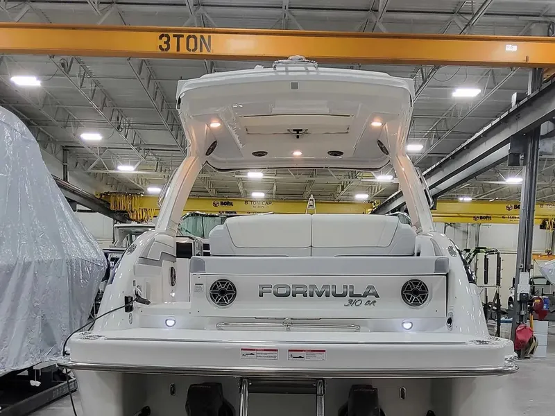 Slide: The Image of Formula 310 Bowrider 2025 - 4