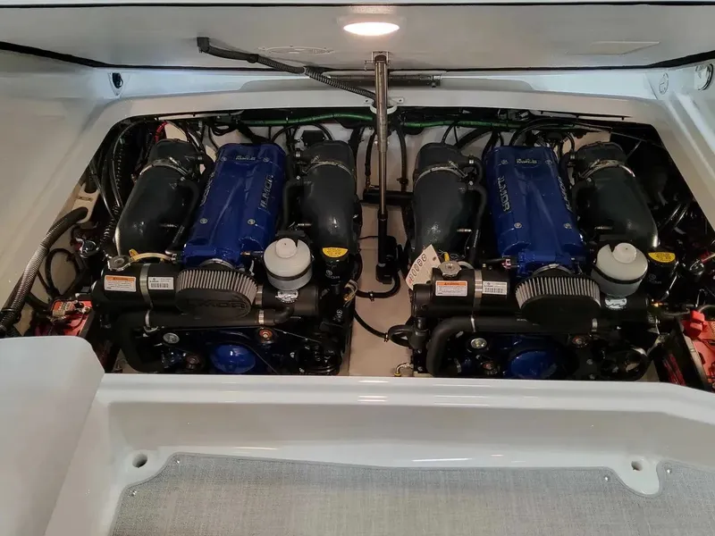 Slide: The Image of Formula 310 Bowrider 2025 - 9