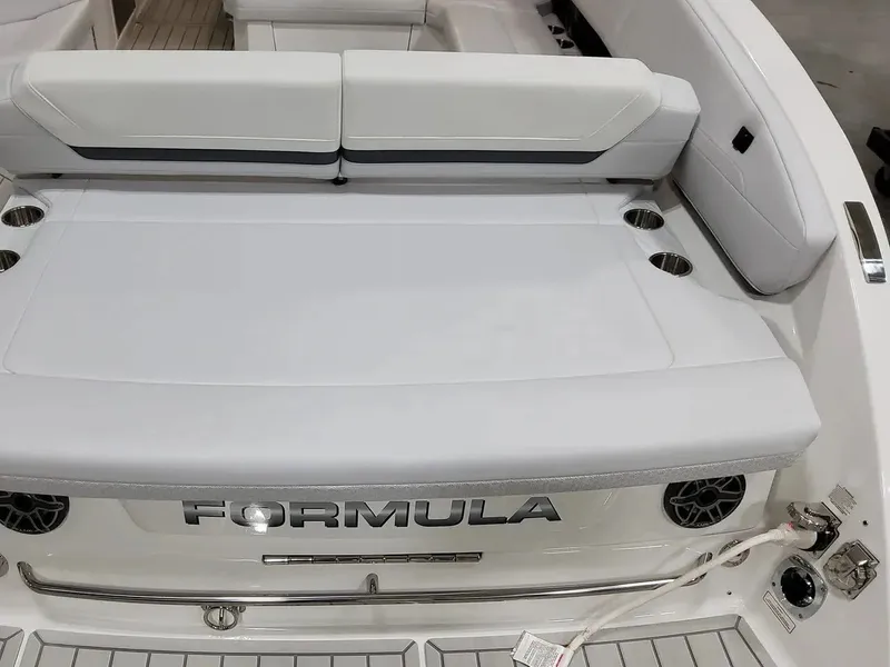 Slide: The Image of Formula 360 Crossover Bowrider 2026 - 31