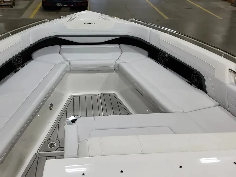 Slide: The Image of Formula 360 Crossover Bowrider 2026 - 40