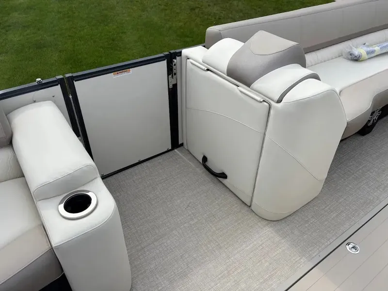 Slide: The Image of Avalon Catalina Platinum Versatile Rear Lounger 2585 2025 - 11