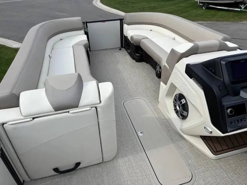 Slide: The Image of Avalon Catalina Platinum Versatile Rear Lounger 2585 2025 - 13