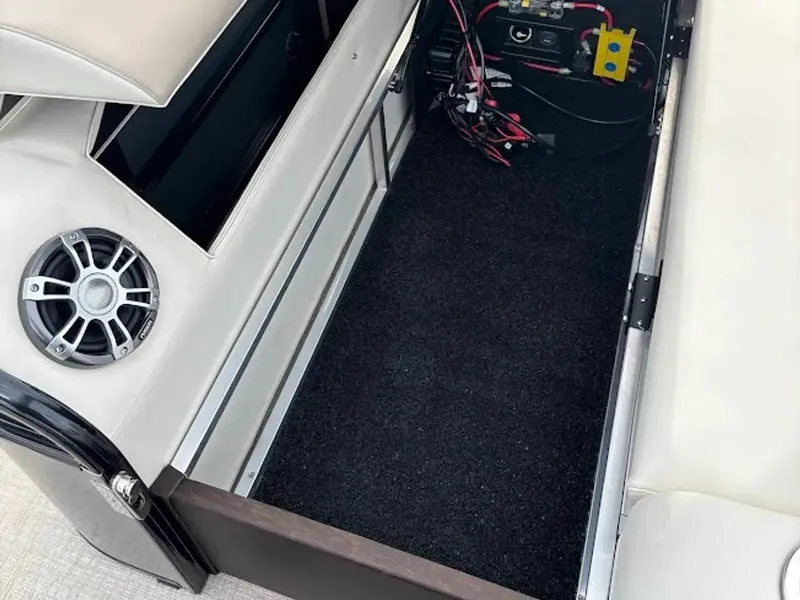 Slide: The Image of Avalon Catalina Platinum Versatile Rear Lounger 2585 2025 - 17