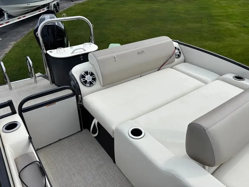 Slide: The Image of Avalon Catalina Platinum Versatile Rear Lounger 2585 2025 - 7