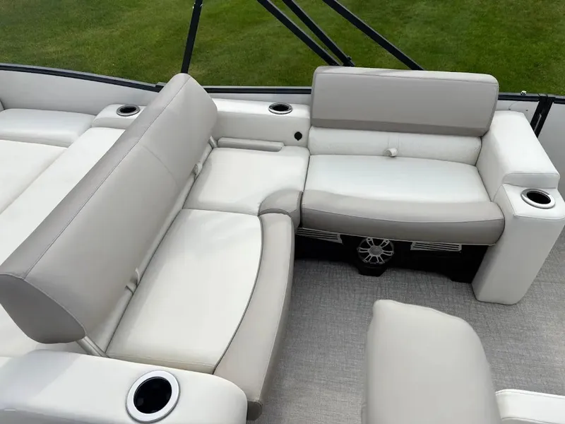 Slide: The Image of Avalon Catalina Platinum Versatile Rear Lounger 2585 2025 - 8