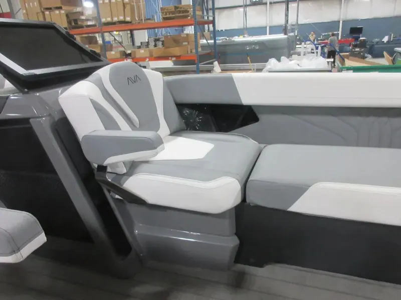 Slide: The Image of Avalon Excalibur Elite Windshield Twin 500R 2025 - 14