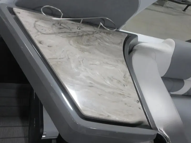 Slide: The Image of Avalon Excalibur Elite Windshield Twin 500R 2025 - 17