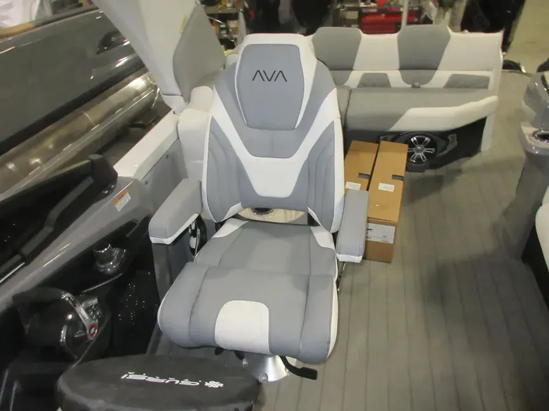 Slide: The Image of Avalon Excalibur Elite Windshield Twin 500R 2025 - 6