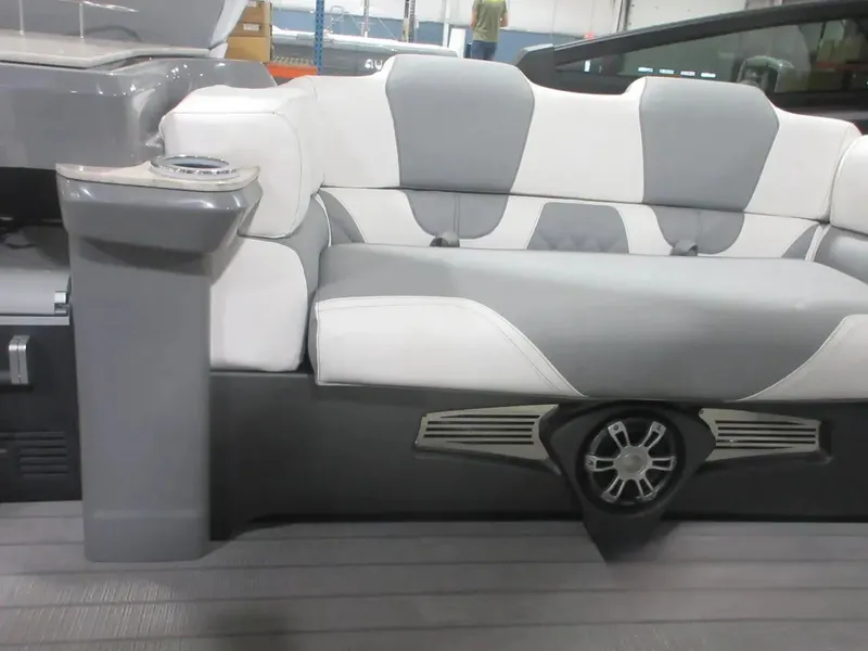 Slide: The Image of Avalon Excalibur Elite Windshield Twin 500R 2025 - 7