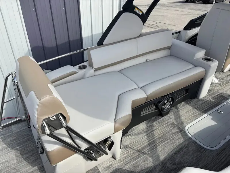 Slide: The Image of Avalon Catalina Platinum Quad Lounge Shift Windshield 2585 2025 - 5